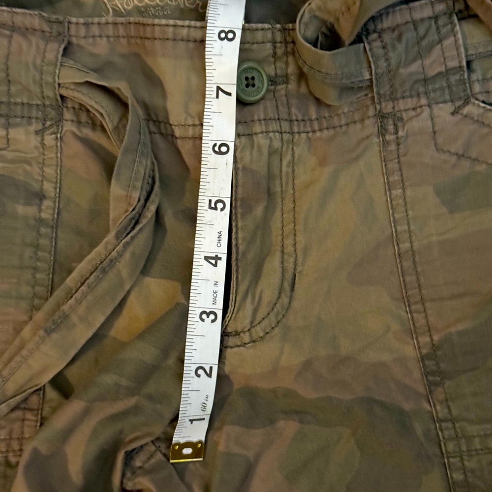 Women's Hollister crop pants sz Med camouflage EUC.